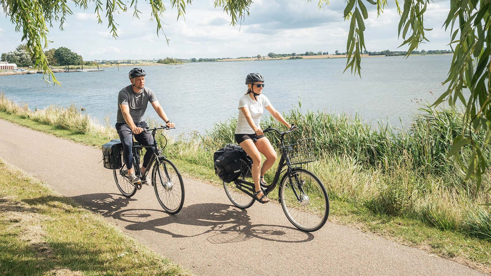 Par på elcykler