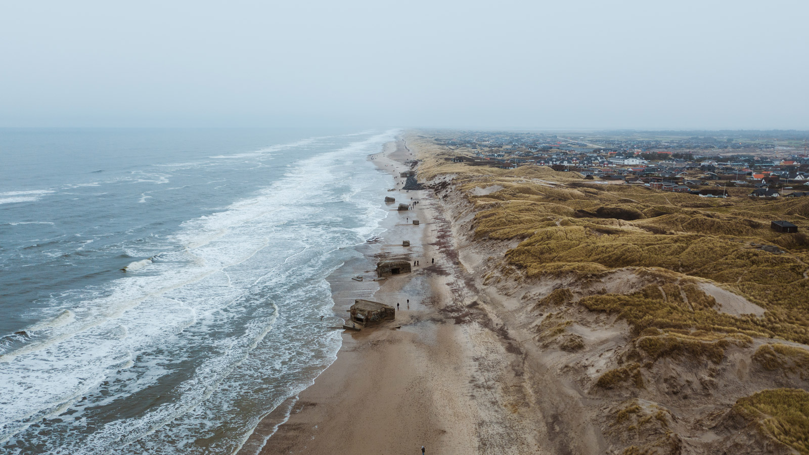 Dronebillede over bunkers i Søndervig