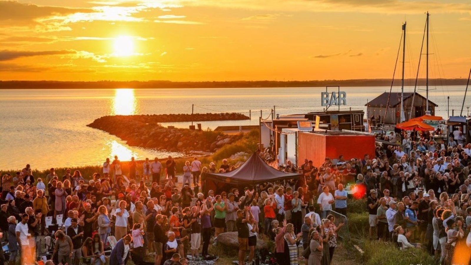 Foto oppe fra af fest og liv på Dageløkke Havn