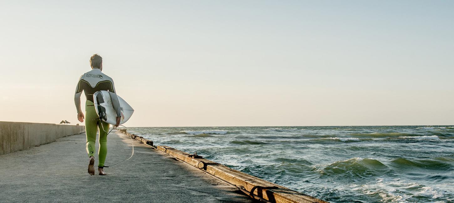 Surfer ved Vestkysten