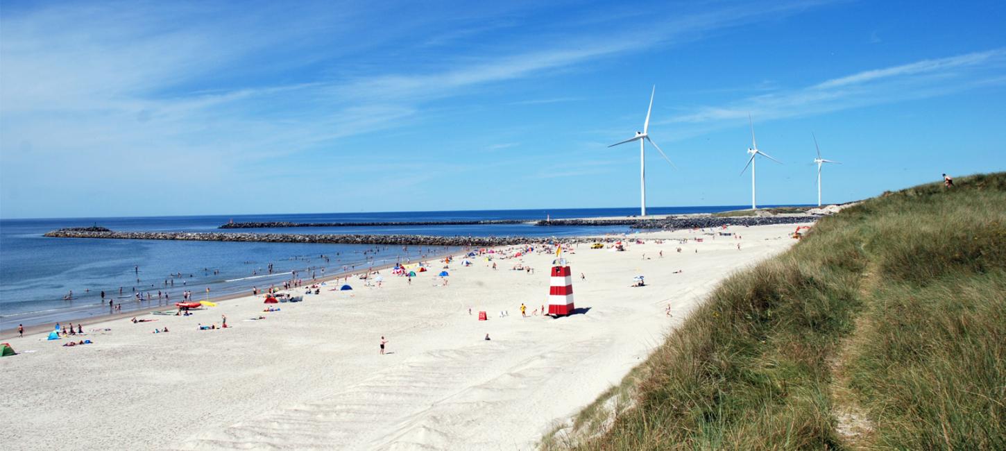 Strand med livreddertårn