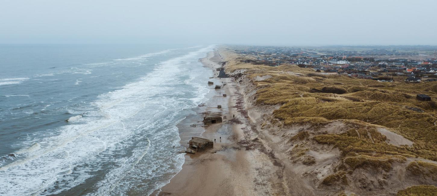 Dronebillede over bunkers i Søndervig