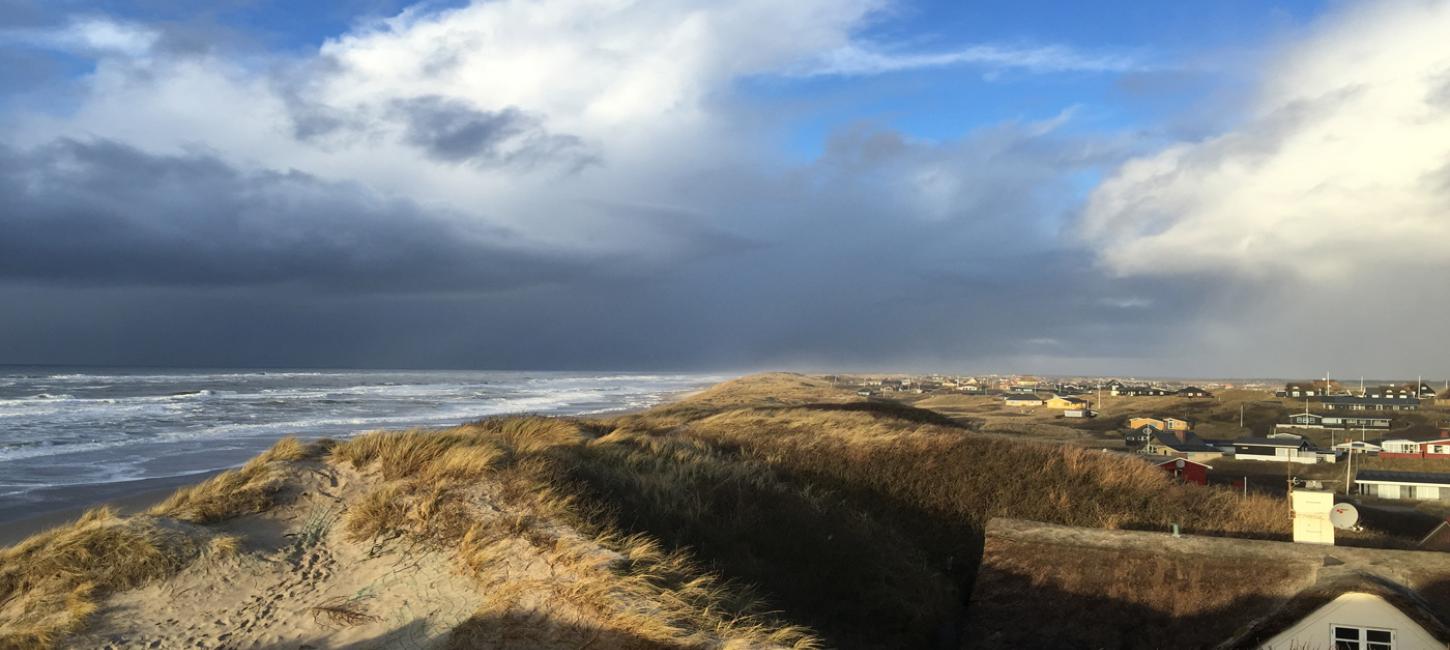 Foto af sommerhuse i Søndervig samt udkig til vesterhavet.