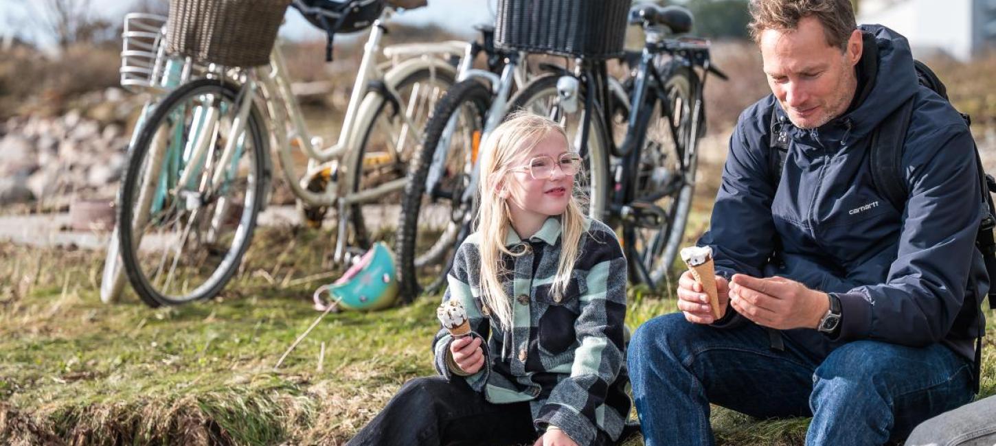 Familie der spiser is. I baggrunden kan man se deres cykler