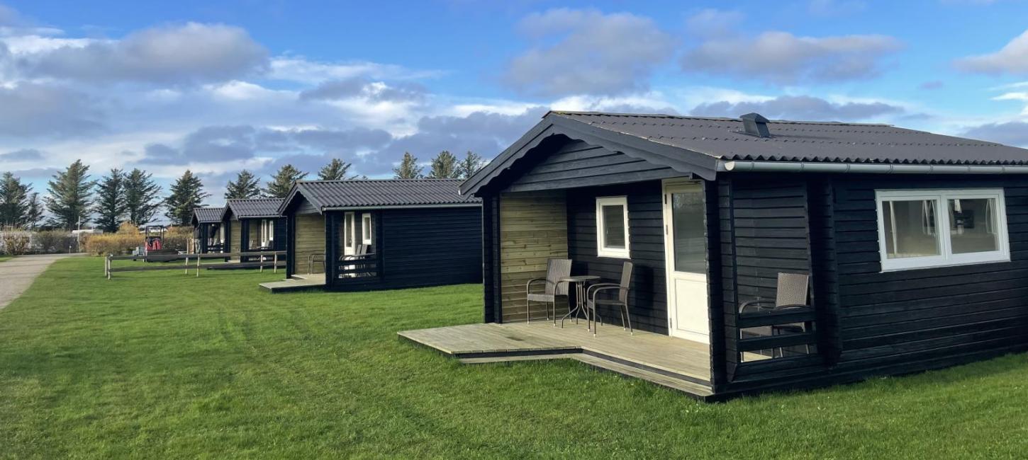 Stenbjeg Kro & Krohavens Camping - foto af sorte hytter på række