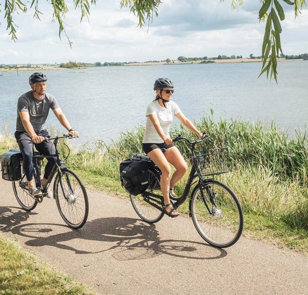 Par på elcykler