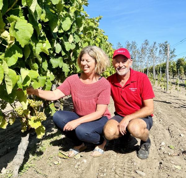 Gitte og Jan Lunde foran vinranke 