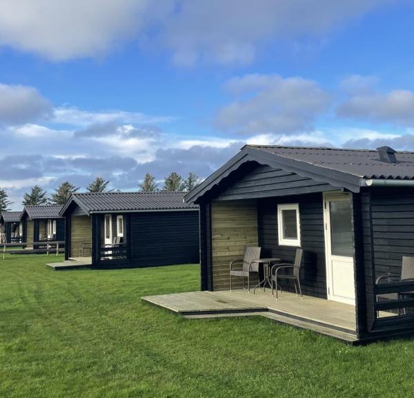 Stenbjeg Kro & Krohavens Camping - foto af sorte hytter på række