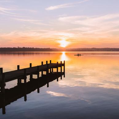 Solnedgang over Nødebo pier ved Esrum