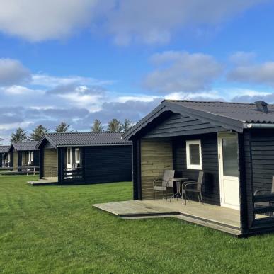 Stenbjeg Kro & Krohavens Camping - foto af sorte hytter på række