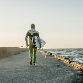 Surfer ved Vestkysten