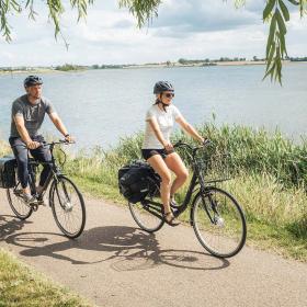 Par på elcykler