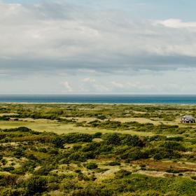 Dronefoto over klitlandskab og havet